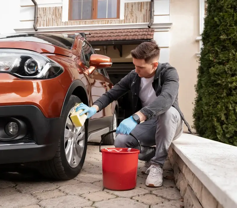 Lavage auto à domicile Lamnay : professionnel intervenant sur un véhicule